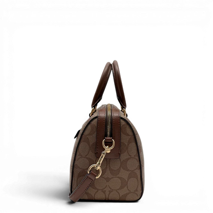 https://cdn.shopify.com/s/files/1/0564/9376/8855/files/Coach_Handtasche_Boston_25_mit_Umhangegurt_Signature_braun_vintage6440.webp?v=1778673462