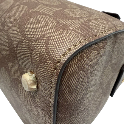 https://cdn.shopify.com/s/files/1/0564/9376/8855/files/Coach_Handtasche_Boston_25_mit_Umhangegurt_Signature_braun_vintage6444.webp?v=1778673462