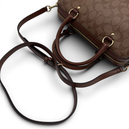 https://cdn.shopify.com/s/files/1/0564/9376/8855/files/Coach_Handtasche_Boston_25_mit_Umhangegurt_Signature_braun_vintage6447.webp?v=1778673463