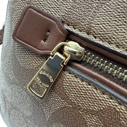 https://cdn.shopify.com/s/files/1/0564/9376/8855/files/Coach_Handtasche_Boston_25_mit_Umhangegurt_Signature_braun_vintage6450.webp?v=1778673464