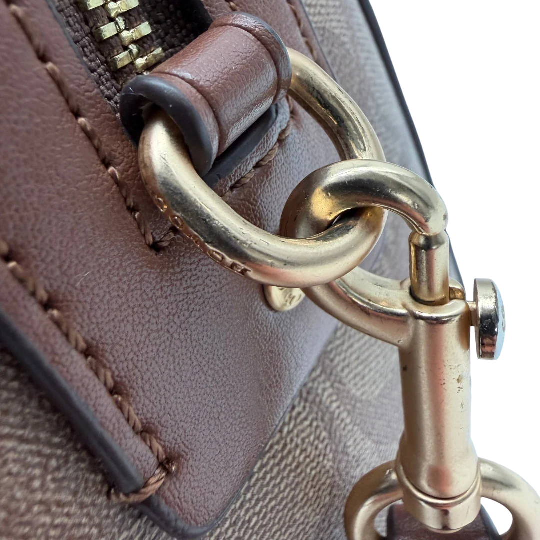 https://cdn.shopify.com/s/files/1/0564/9376/8855/files/Coach_Handtasche_Boston_25_mit_Umhangegurt_Signature_braun_vintage6451.webp?v=1778673462