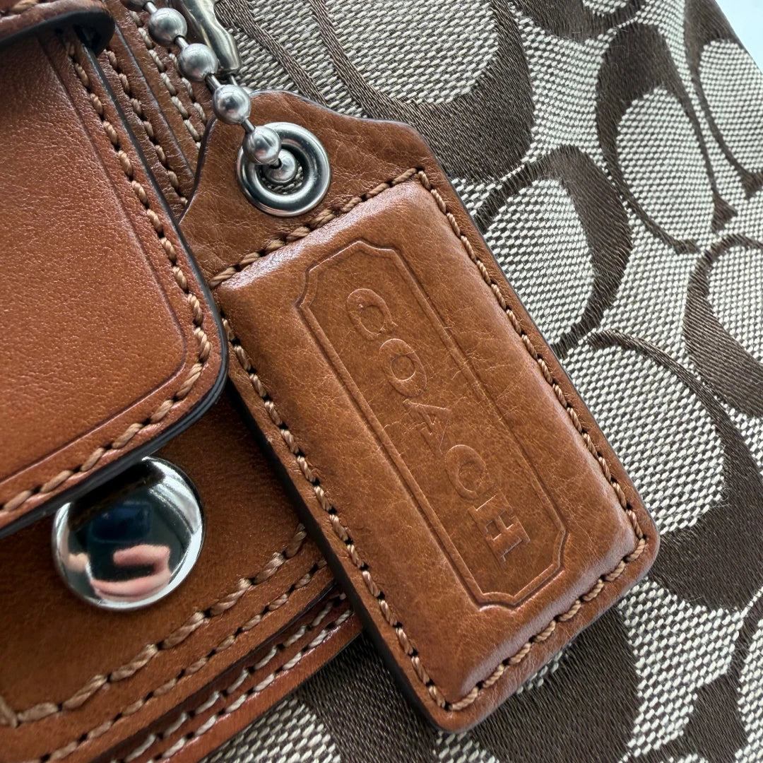 https://cdn.shopify.com/s/files/1/0564/9376/8855/files/Coach_Handtasche_Campus_Signature_beige_11.webp?v=1782312572