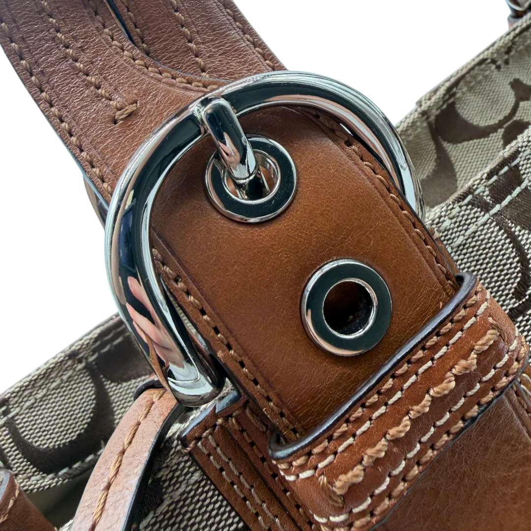 https://cdn.shopify.com/s/files/1/0564/9376/8855/files/Coach_Handtasche_Campus_Signature_beige_12.webp?v=1782312571