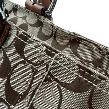 https://cdn.shopify.com/s/files/1/0564/9376/8855/files/Coach_Handtasche_Campus_Signature_beige_13.webp?v=1782312571