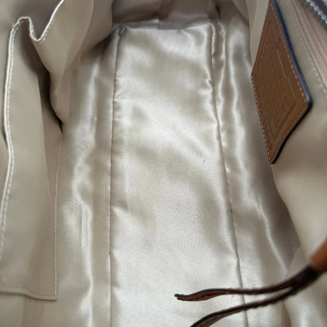 https://cdn.shopify.com/s/files/1/0564/9376/8855/files/Coach_Handtasche_Campus_Signature_beige_14.webp?v=1782312572