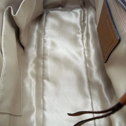 https://cdn.shopify.com/s/files/1/0564/9376/8855/files/Coach_Handtasche_Campus_Signature_beige_14.webp?v=1782312572