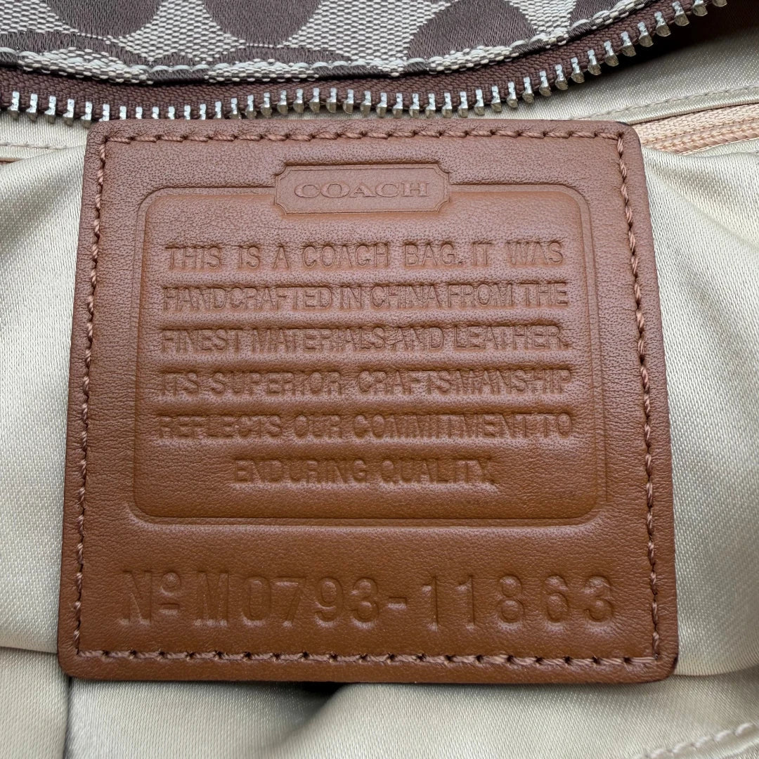 https://cdn.shopify.com/s/files/1/0564/9376/8855/files/Coach_Handtasche_Campus_Signature_beige_15.webp?v=1782312571