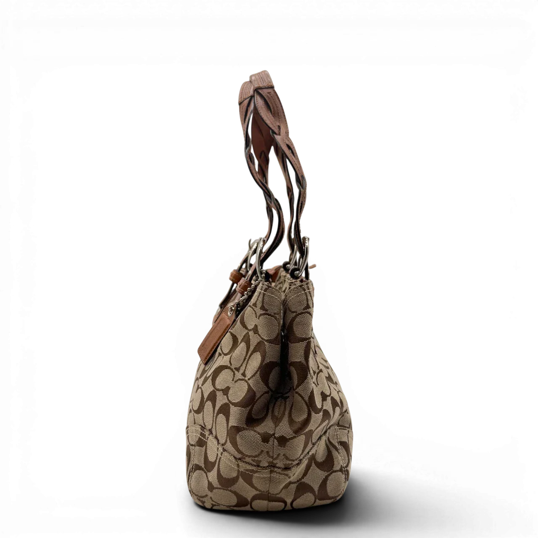 https://cdn.shopify.com/s/files/1/0564/9376/8855/files/Coach_Handtasche_Campus_Signature_beige_4.webp?v=1782312571