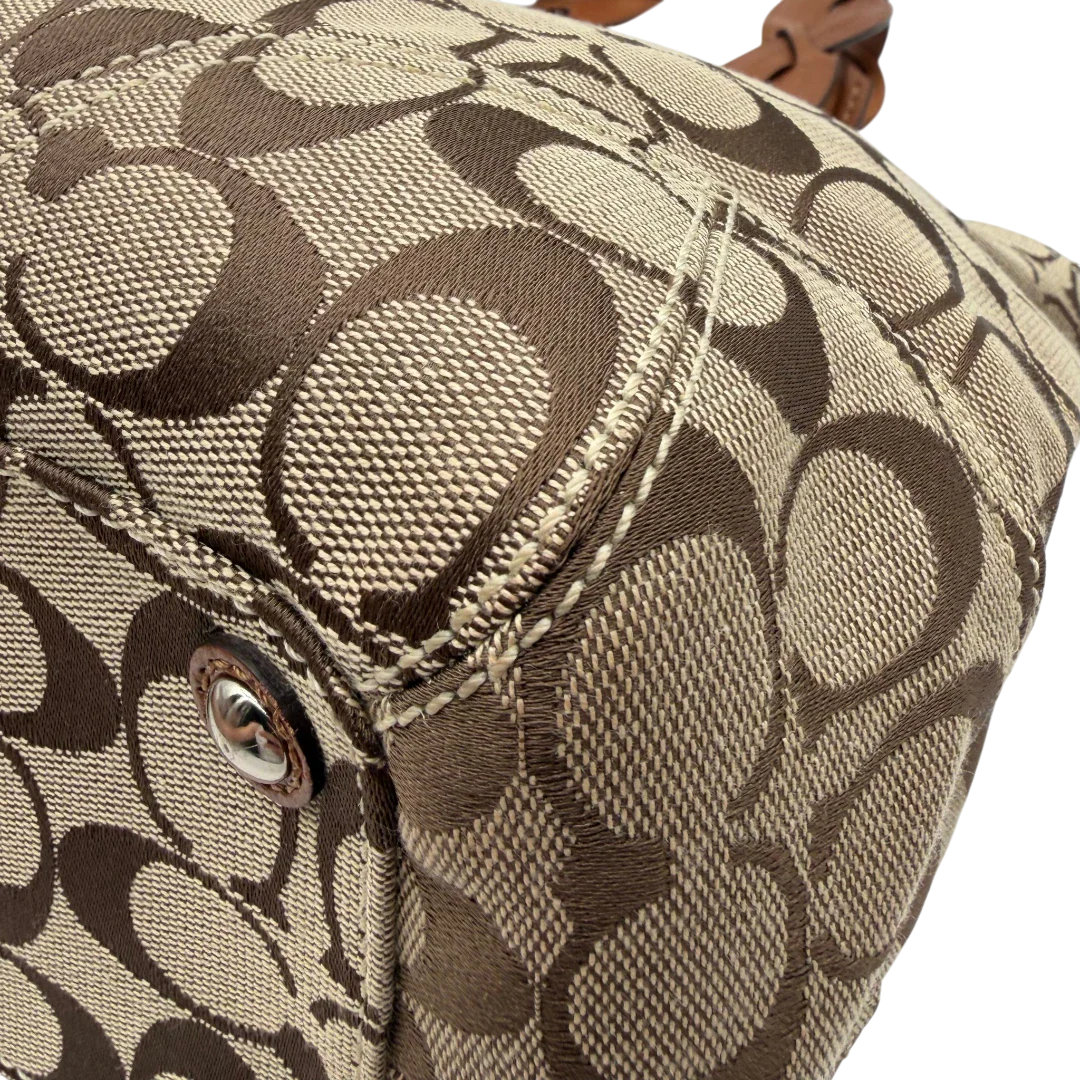 https://cdn.shopify.com/s/files/1/0564/9376/8855/files/Coach_Handtasche_Campus_Signature_beige_8.webp?v=1782312571