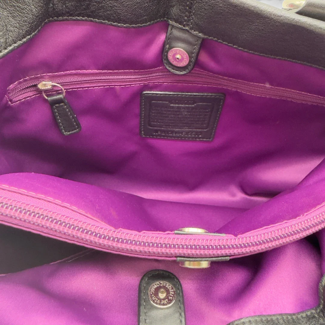 https://cdn.shopify.com/s/files/1/0564/9376/8855/files/Coach_Handtasche_Carryall_mit_Umhangegurt_aus_Leder_schwarz_14.webp?v=1782385670