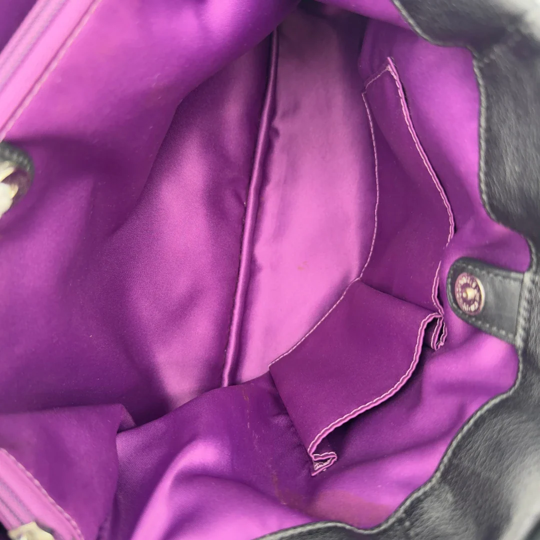 https://cdn.shopify.com/s/files/1/0564/9376/8855/files/Coach_Handtasche_Carryall_mit_Umhangegurt_aus_Leder_schwarz_16.webp?v=1782385670