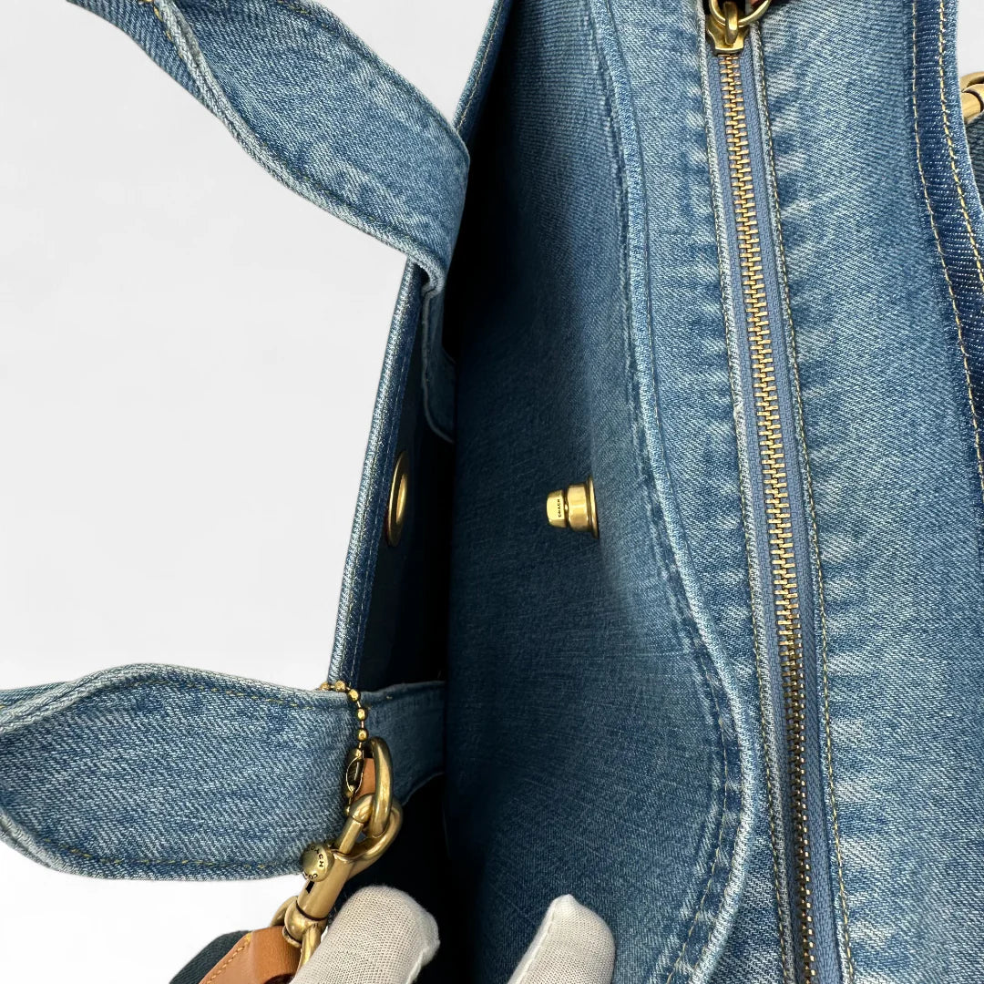 https://cdn.shopify.com/s/files/1/0564/9376/8855/files/Coach_Handtasche_Denim_Tote_bag_blau_vintage_handbag9440.webp?v=1761265739