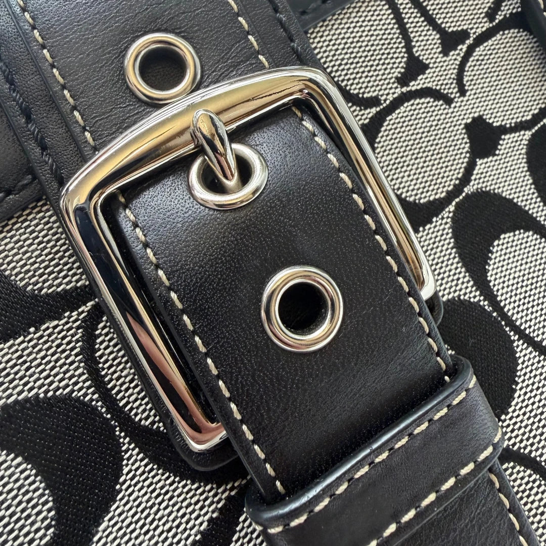 https://cdn.shopify.com/s/files/1/0564/9376/8855/files/Coach_Handtasche_Hamptons_Signature_grau___schwarz_vintage7682.webp?v=1780487716