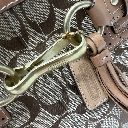 https://cdn.shopify.com/s/files/1/0564/9376/8855/files/Coach_Handtasche_Shopper_klein_Signature_beige_vintage7964.webp?v=1780489330