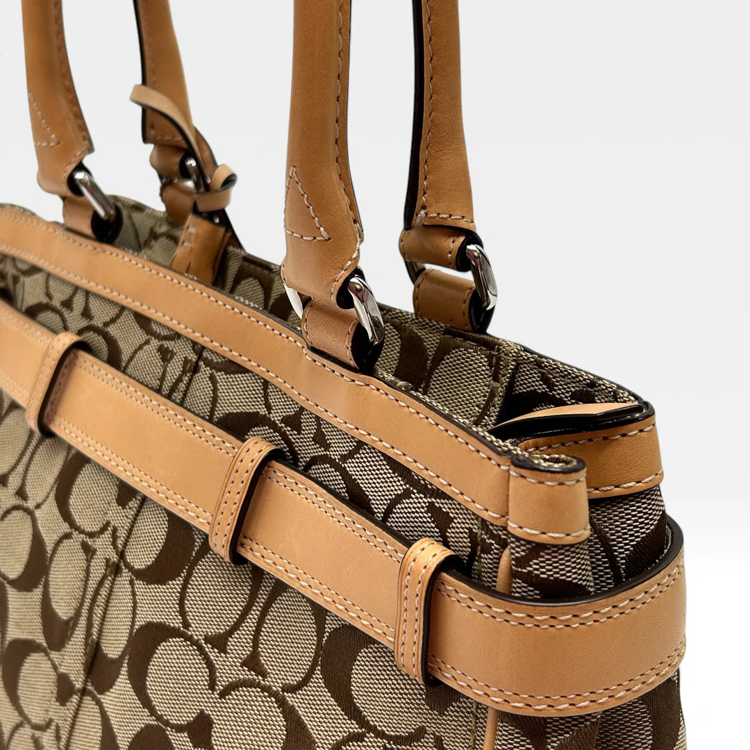 https://cdn.shopify.com/s/files/1/0564/9376/8855/files/Coach_Handtasche_Shopper_klein_Signature_beige_vintage_9872.webp?v=1765451205
