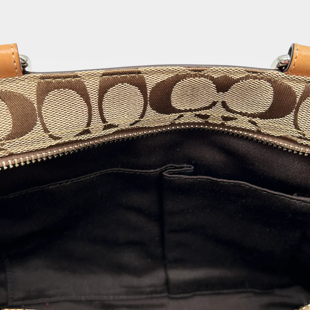 https://cdn.shopify.com/s/files/1/0564/9376/8855/files/Coach_Handtasche_Shopper_klein_Signature_beige_vintage_9876.webp?v=1765451205
