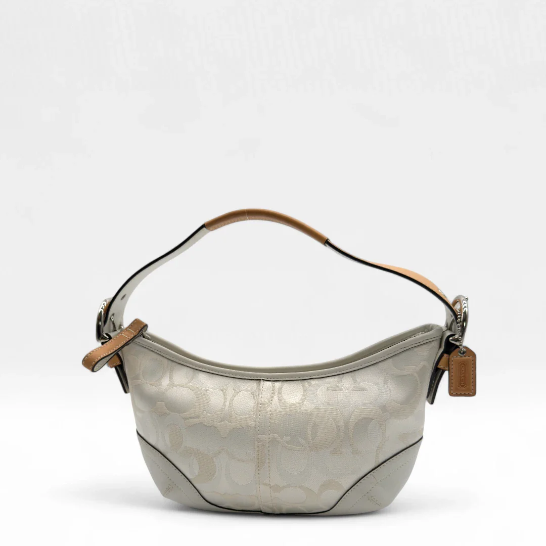 https://cdn.shopify.com/s/files/1/0564/9376/8855/files/Coach_Handtasche_Signature_monogram_weiss_second_hand_designer_handbag5146.webp?v=1754994830