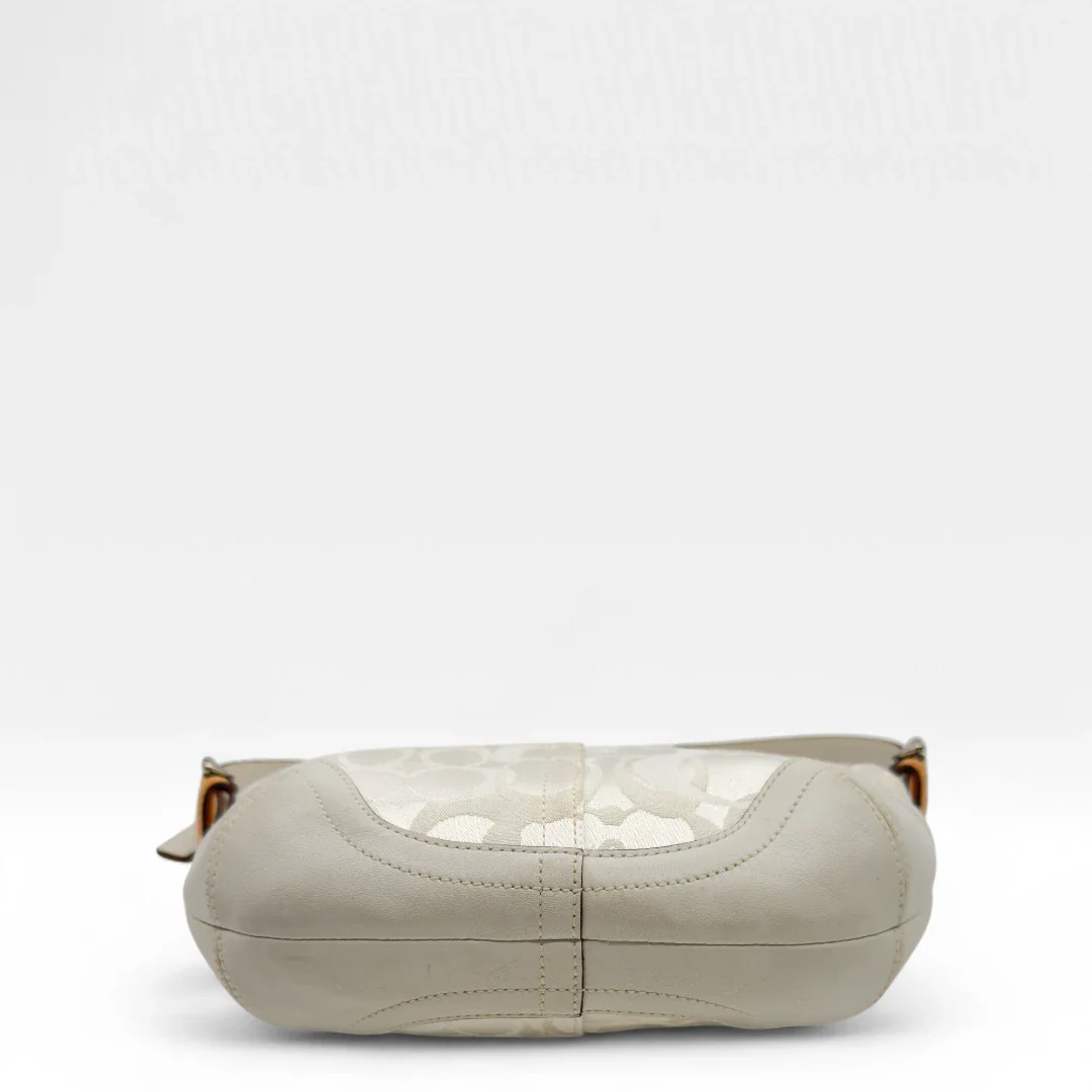 https://cdn.shopify.com/s/files/1/0564/9376/8855/files/Coach_Handtasche_Signature_monogram_weiss_second_hand_designer_handbag5150.webp?v=1754995214