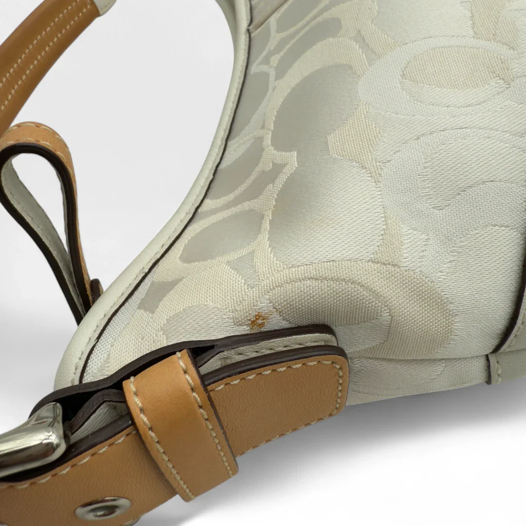https://cdn.shopify.com/s/files/1/0564/9376/8855/files/Coach_Handtasche_Signature_monogram_weiss_second_hand_designer_handbag5155.webp?v=1754995214