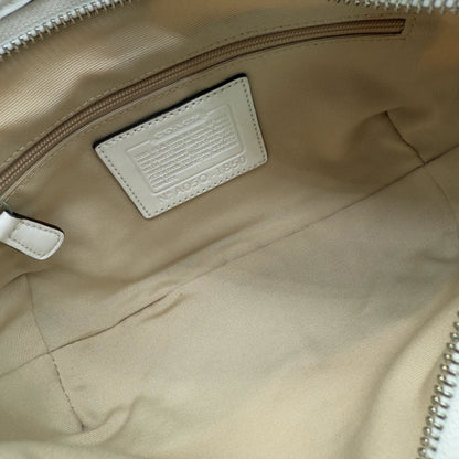 https://cdn.shopify.com/s/files/1/0564/9376/8855/files/Coach_Handtasche_Signature_monogram_weiss_second_hand_designer_handbag5160.webp?v=1754995214