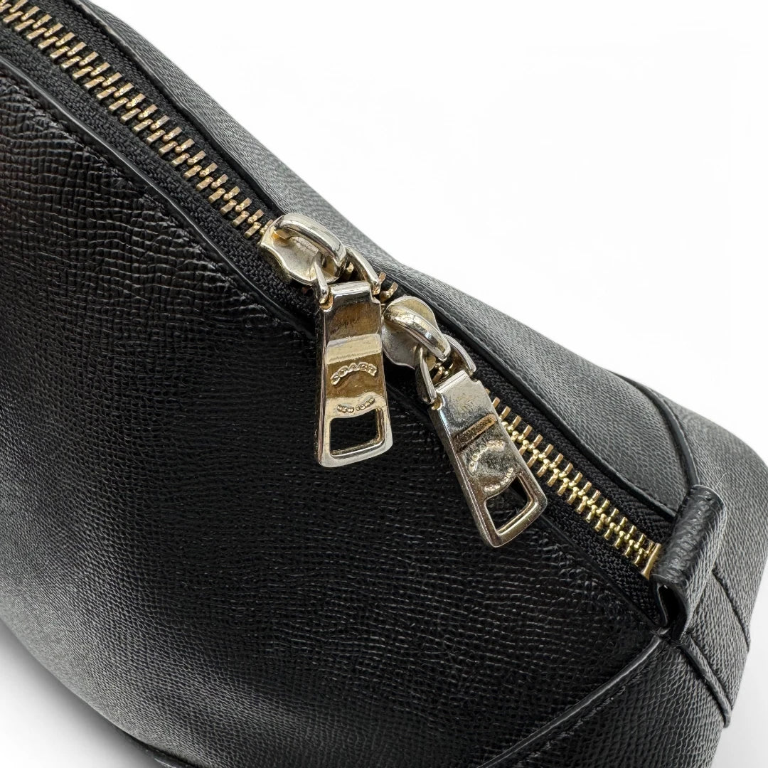 https://cdn.shopify.com/s/files/1/0564/9376/8855/files/Coach_Handtasche_mit_Umhaengegurt_aus_Leder_schwarz_vintage_designer_handbag_2778.webp?v=1741807073
