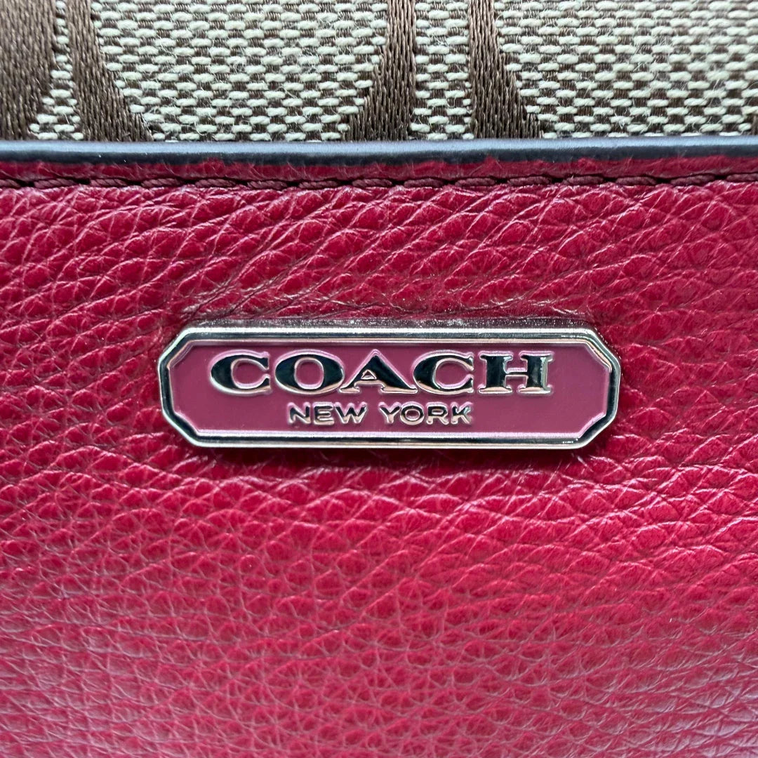 https://cdn.shopify.com/s/files/1/0564/9376/8855/files/Coach_Handtasche_mit_Umhangegurt_Signature_beige___rot_11.webp?v=1782904655