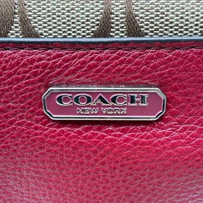https://cdn.shopify.com/s/files/1/0564/9376/8855/files/Coach_Handtasche_mit_Umhangegurt_Signature_beige___rot_11.webp?v=1782904655