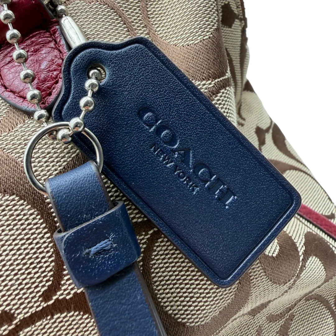 https://cdn.shopify.com/s/files/1/0564/9376/8855/files/Coach_Handtasche_mit_Umhangegurt_Signature_beige___rot_12.webp?v=1782904655