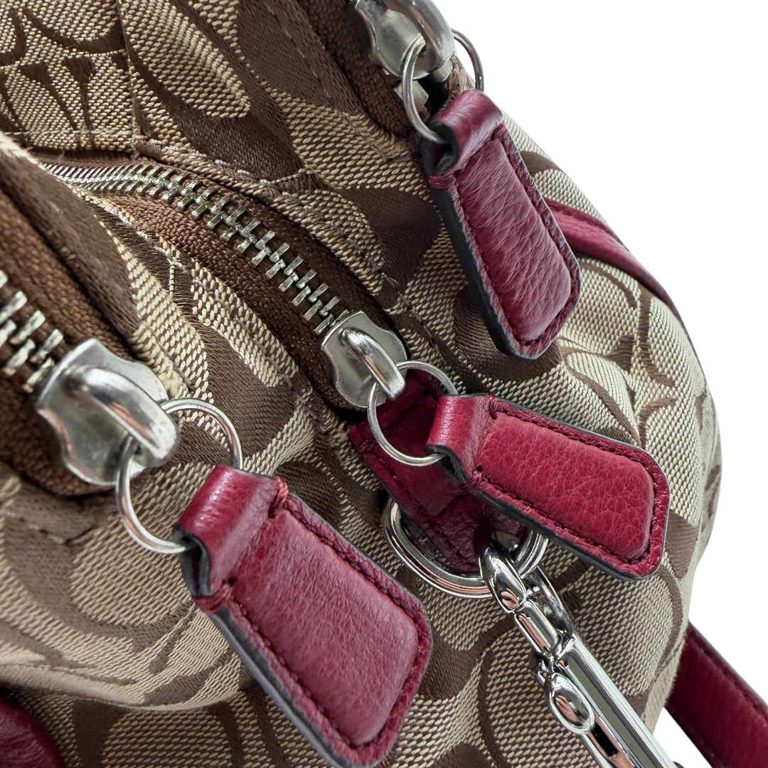 https://cdn.shopify.com/s/files/1/0564/9376/8855/files/Coach_Handtasche_mit_Umhangegurt_Signature_beige___rot_13.webp?v=1782904655