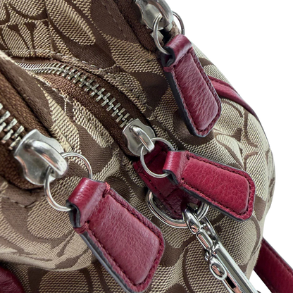 https://cdn.shopify.com/s/files/1/0564/9376/8855/files/Coach_Handtasche_mit_Umhangegurt_Signature_beige___rot_13.webp?v=1782904655