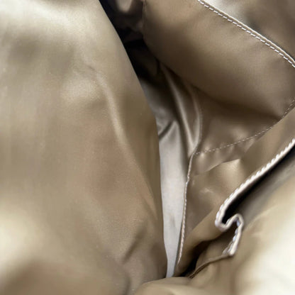https://cdn.shopify.com/s/files/1/0564/9376/8855/files/Coach_Handtasche_mit_Umhangegurt_Signature_beige___rot_14.webp?v=1782904654
