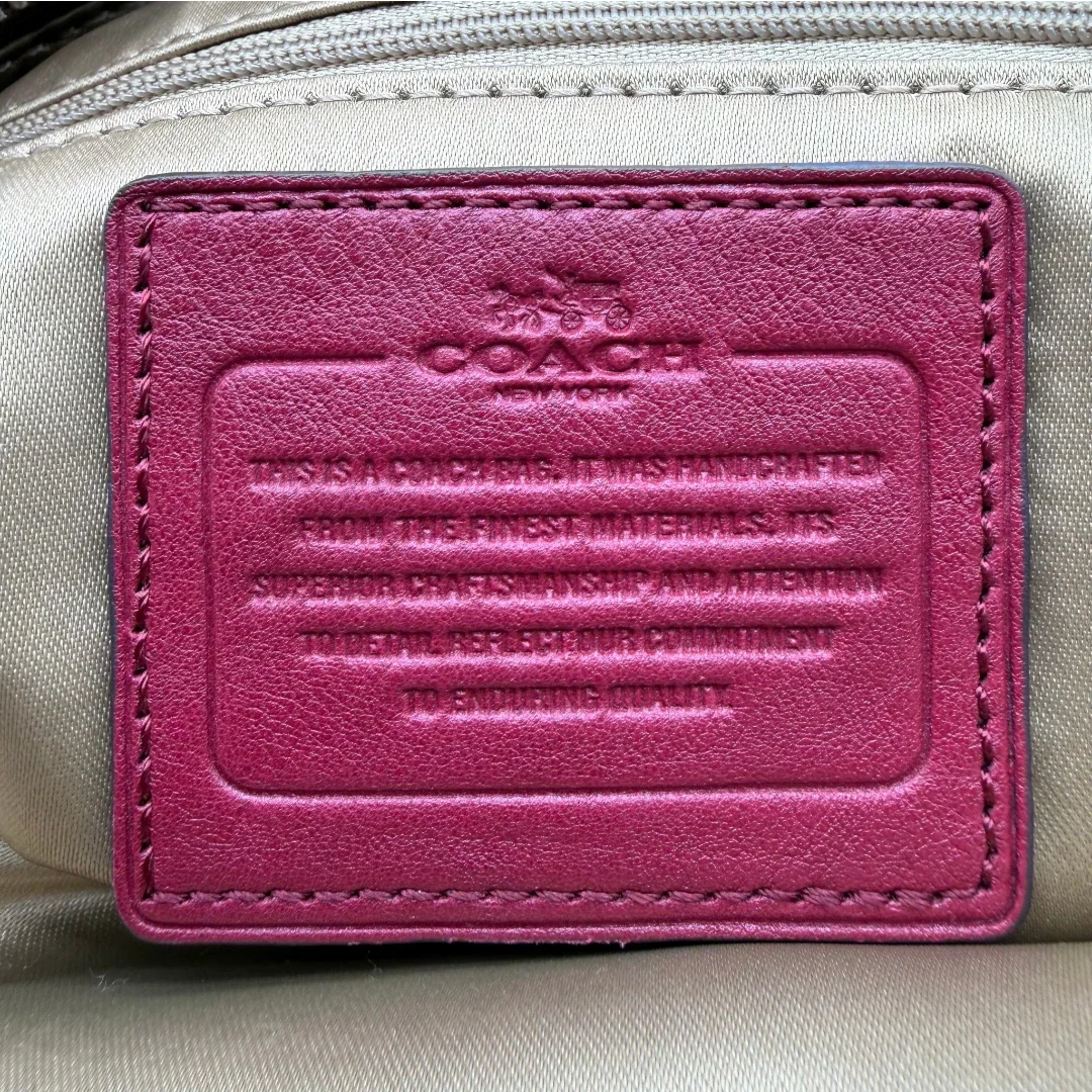 https://cdn.shopify.com/s/files/1/0564/9376/8855/files/Coach_Handtasche_mit_Umhangegurt_Signature_beige___rot_15.webp?v=1782904655