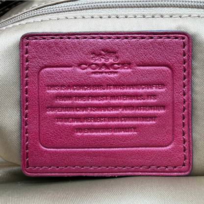 https://cdn.shopify.com/s/files/1/0564/9376/8855/files/Coach_Handtasche_mit_Umhangegurt_Signature_beige___rot_15.webp?v=1782904655