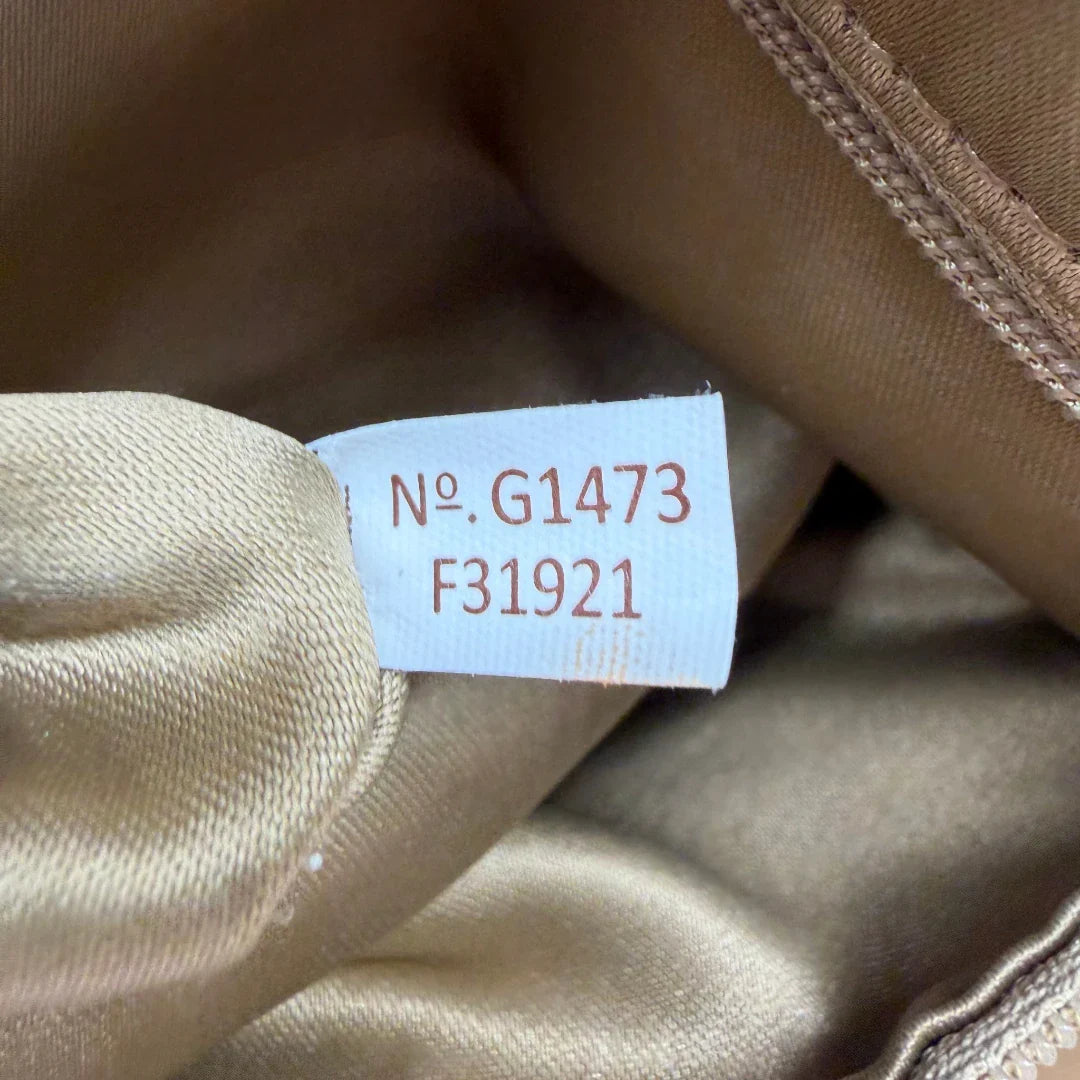 https://cdn.shopify.com/s/files/1/0564/9376/8855/files/Coach_Handtasche_mit_Umhangegurt_Signature_beige___rot_16.webp?v=1782904655