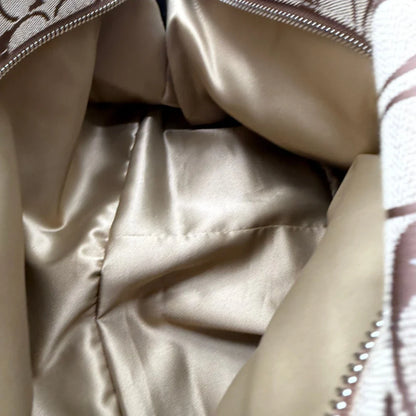 https://cdn.shopify.com/s/files/1/0564/9376/8855/files/Coach_Handtasche_mit_Umhangegurt_Signature_beige___rot_17.webp?v=1782904654