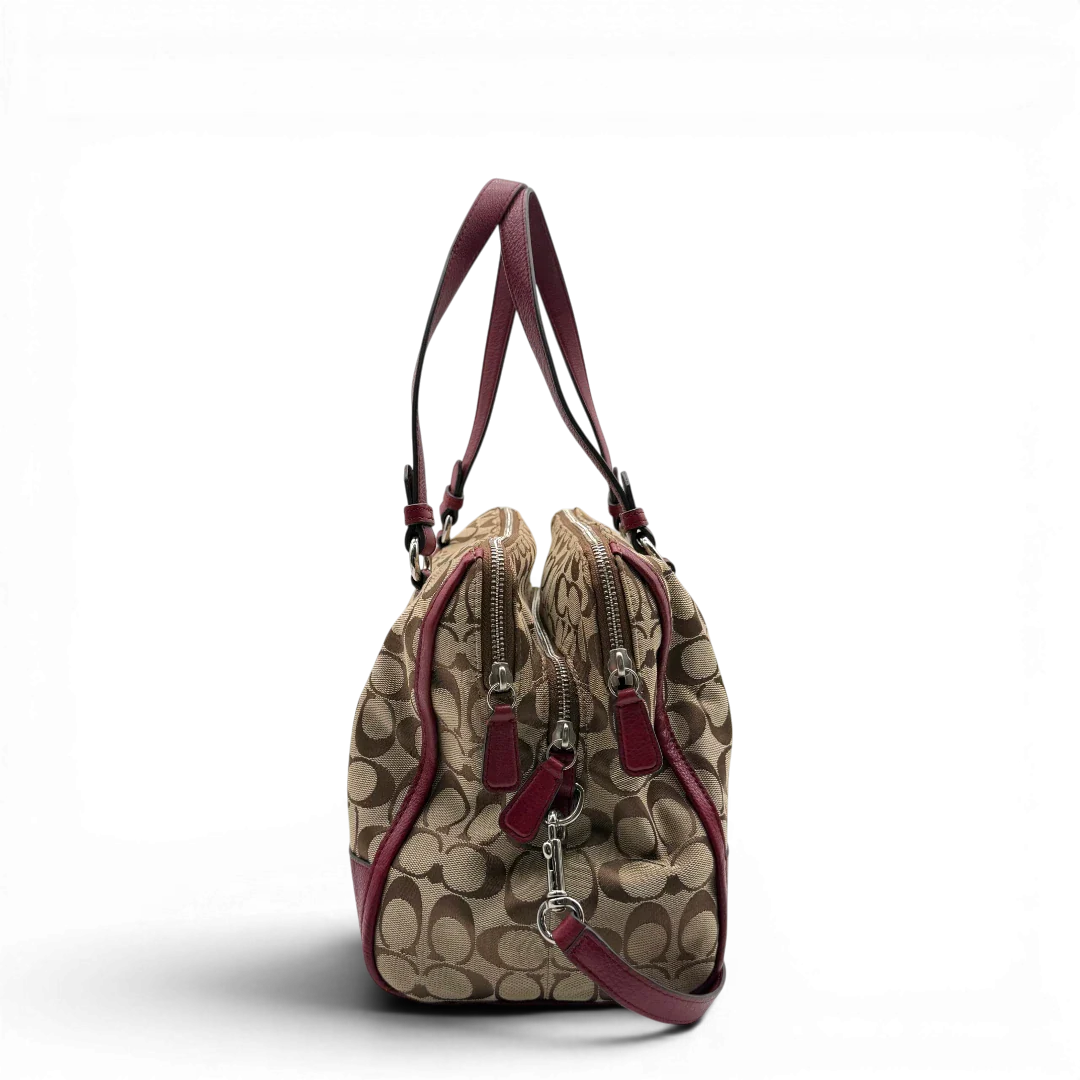 https://cdn.shopify.com/s/files/1/0564/9376/8855/files/Coach_Handtasche_mit_Umhangegurt_Signature_beige___rot_3.webp?v=1782904655