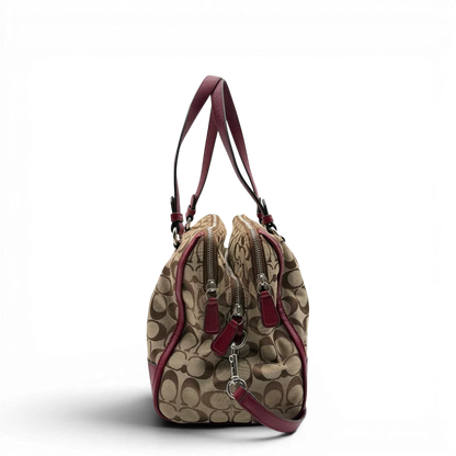https://cdn.shopify.com/s/files/1/0564/9376/8855/files/Coach_Handtasche_mit_Umhangegurt_Signature_beige___rot_3.webp?v=1782904655