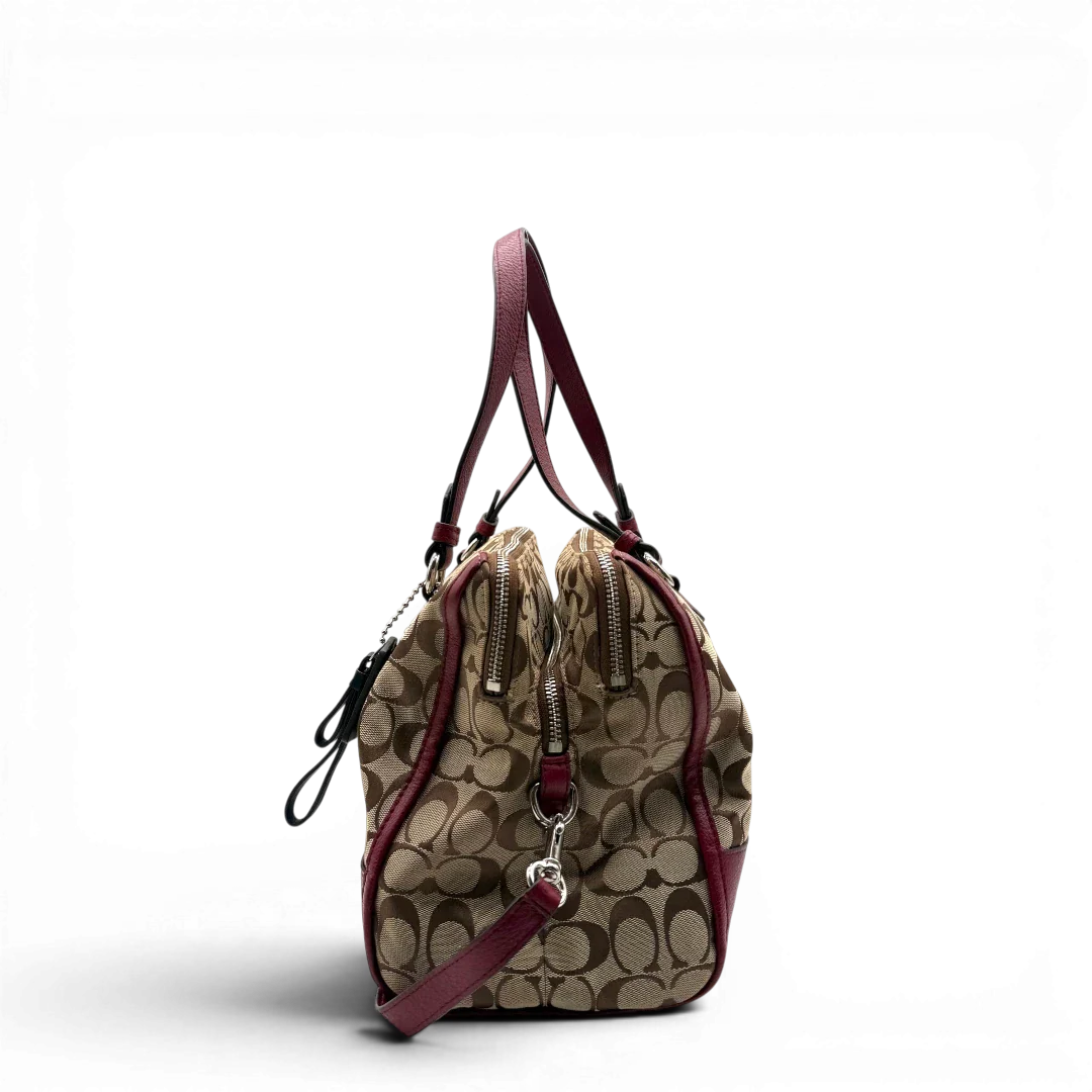 https://cdn.shopify.com/s/files/1/0564/9376/8855/files/Coach_Handtasche_mit_Umhangegurt_Signature_beige___rot_4.webp?v=1782904655
