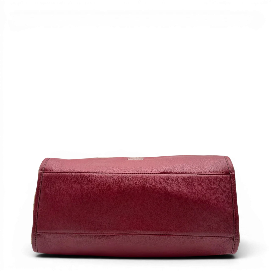 https://cdn.shopify.com/s/files/1/0564/9376/8855/files/Coach_Handtasche_mit_Umhangegurt_Signature_beige___rot_5.webp?v=1782904654