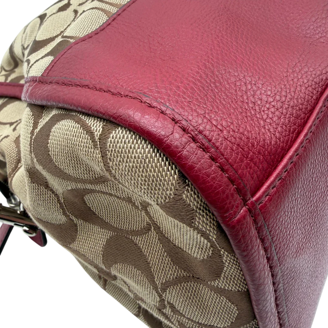 https://cdn.shopify.com/s/files/1/0564/9376/8855/files/Coach_Handtasche_mit_Umhangegurt_Signature_beige___rot_7.webp?v=1782904655