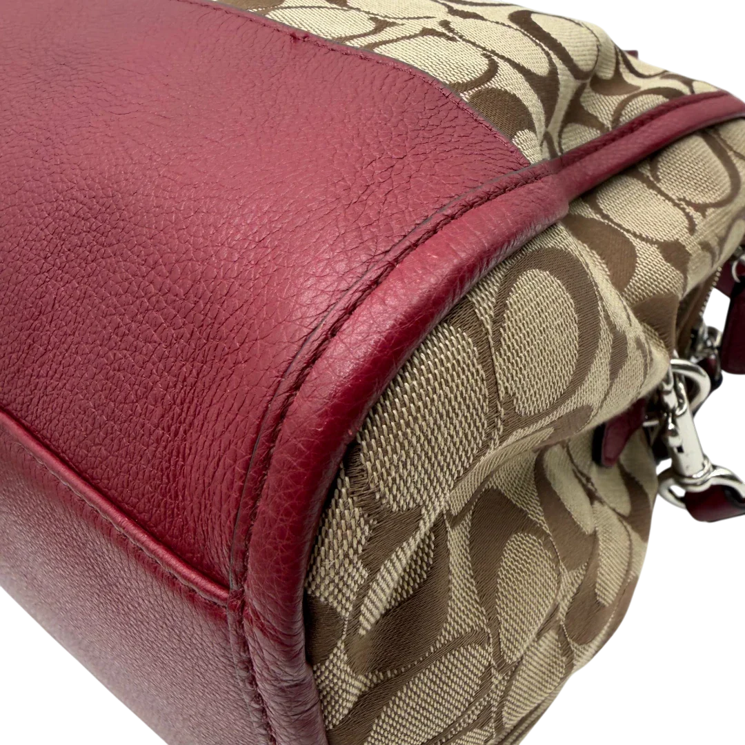 https://cdn.shopify.com/s/files/1/0564/9376/8855/files/Coach_Handtasche_mit_Umhangegurt_Signature_beige___rot_8.webp?v=1782904655