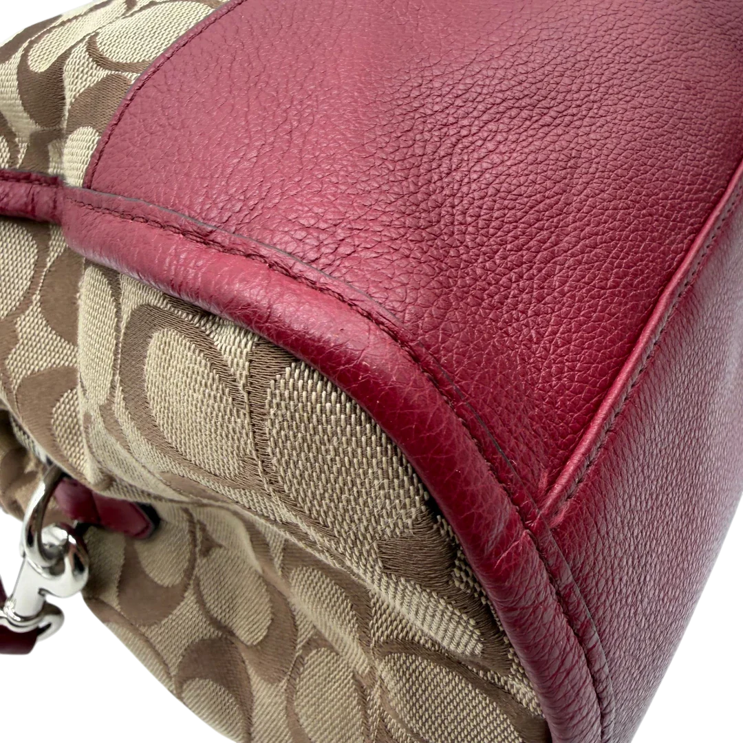 https://cdn.shopify.com/s/files/1/0564/9376/8855/files/Coach_Handtasche_mit_Umhangegurt_Signature_beige___rot_9.webp?v=1782904655