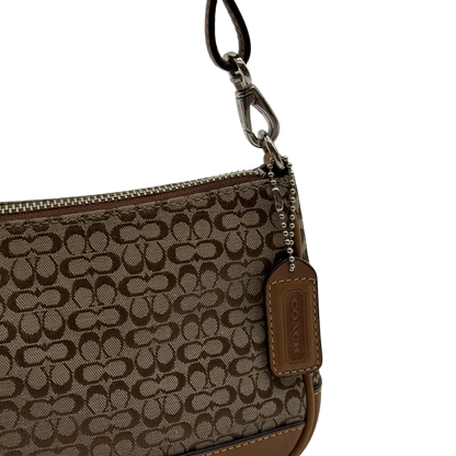 https://cdn.shopify.com/s/files/1/0564/9376/8855/files/Coach_Pochette_Mini_Signature_beige_11.webp?v=1784128021