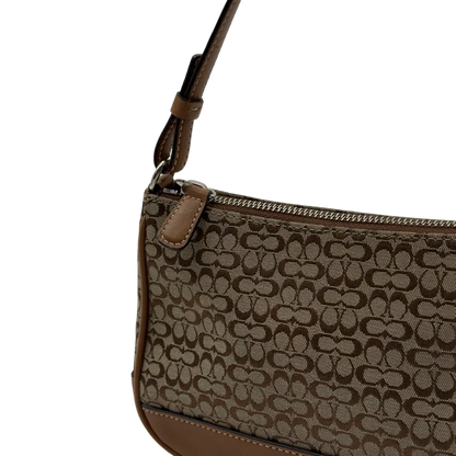 https://cdn.shopify.com/s/files/1/0564/9376/8855/files/Coach_Pochette_Mini_Signature_beige_12.webp?v=1784128021