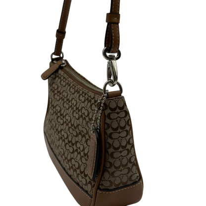 https://cdn.shopify.com/s/files/1/0564/9376/8855/files/Coach_Pochette_Mini_Signature_beige_13.webp?v=1784128021