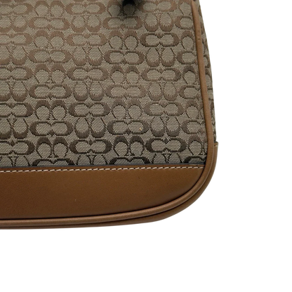 https://cdn.shopify.com/s/files/1/0564/9376/8855/files/Coach_Pochette_Mini_Signature_beige_16.webp?v=1784128021
