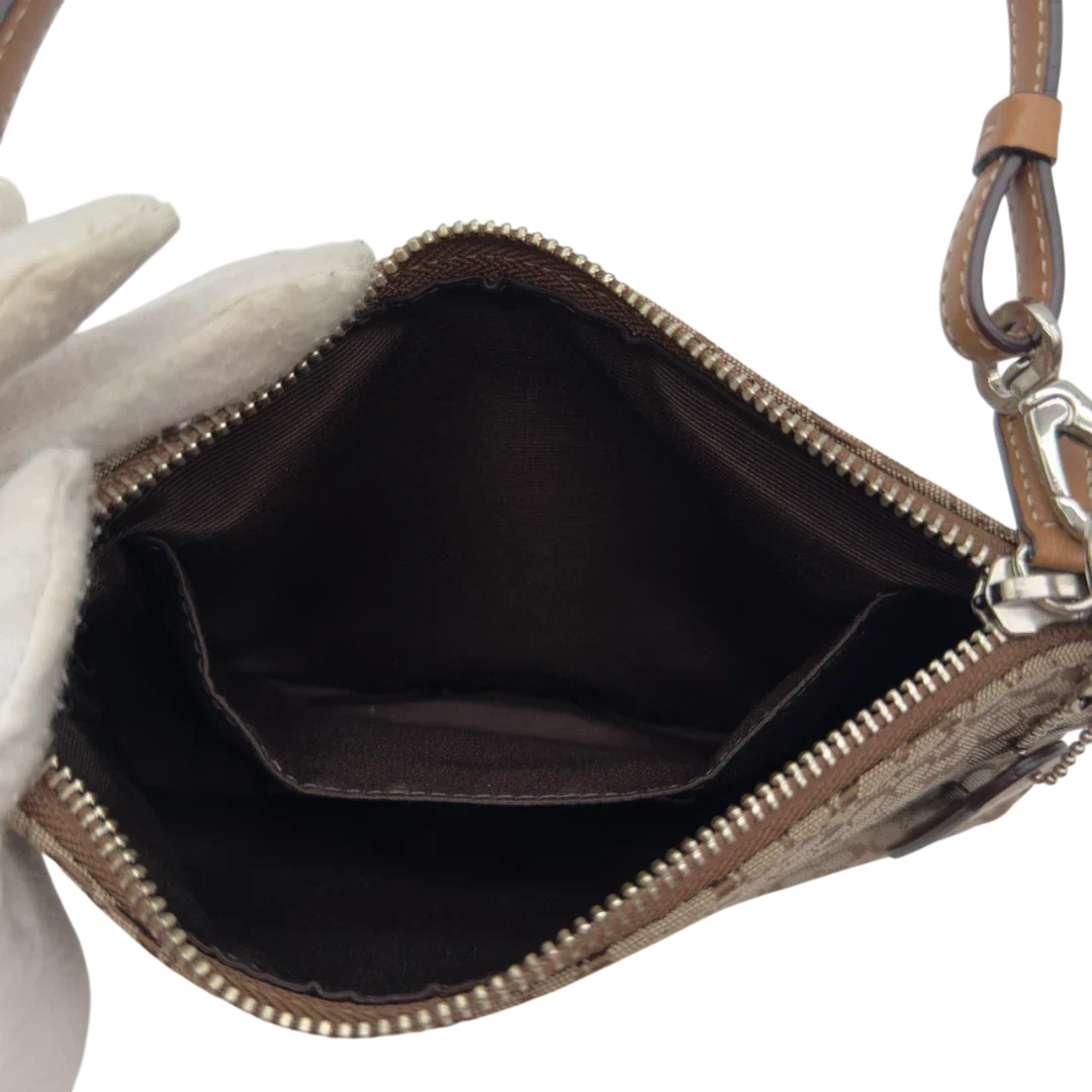 https://cdn.shopify.com/s/files/1/0564/9376/8855/files/Coach_Pochette_Mini_Signature_beige_20.webp?v=1784128021