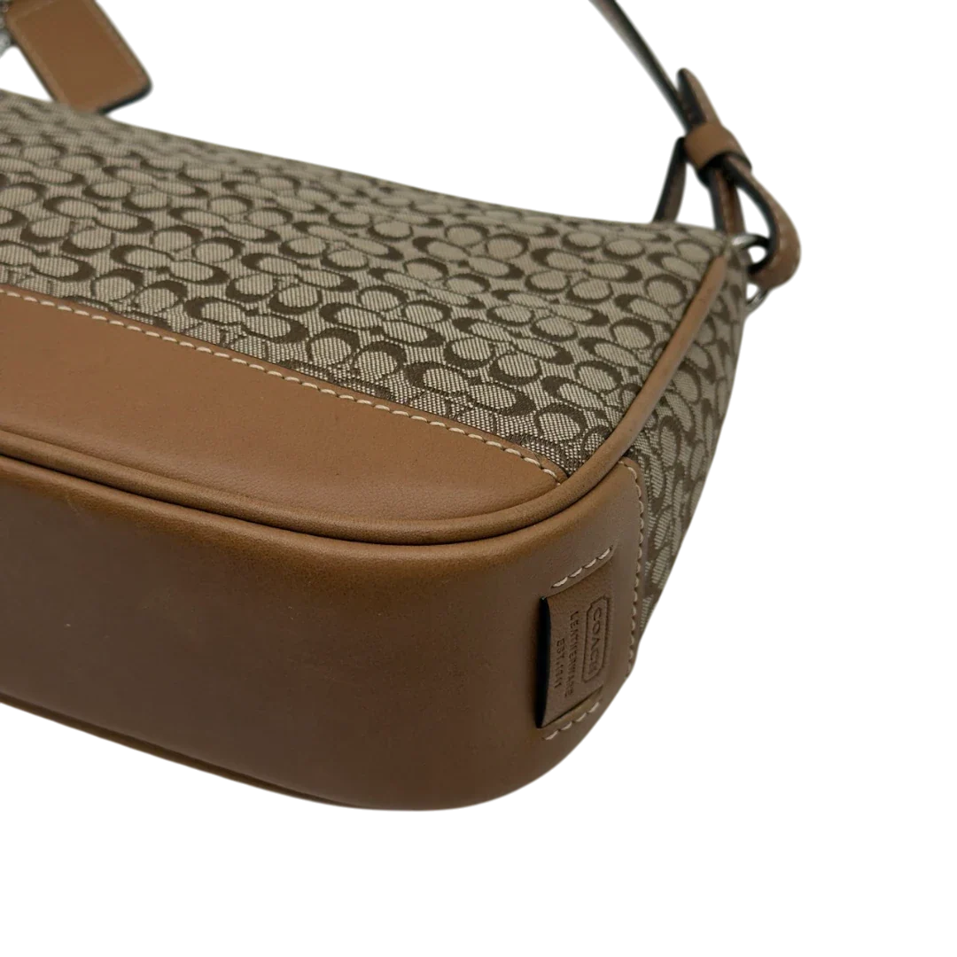 https://cdn.shopify.com/s/files/1/0564/9376/8855/files/Coach_Pochette_Mini_Signature_beige_6.webp?v=1784128021