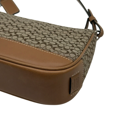 https://cdn.shopify.com/s/files/1/0564/9376/8855/files/Coach_Pochette_Mini_Signature_beige_6.webp?v=1784128021