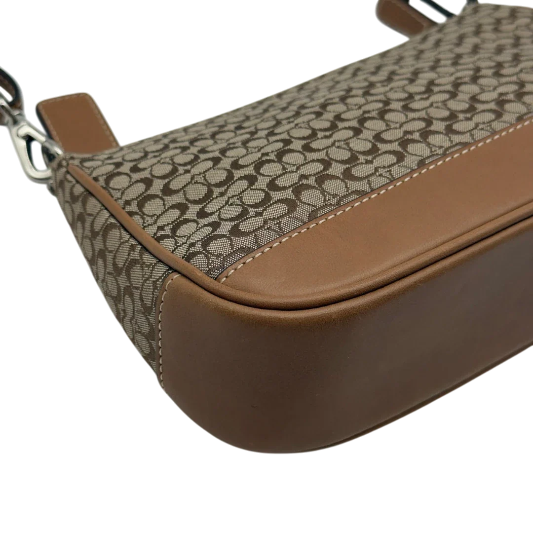 https://cdn.shopify.com/s/files/1/0564/9376/8855/files/Coach_Pochette_Mini_Signature_beige_7.webp?v=1784128021